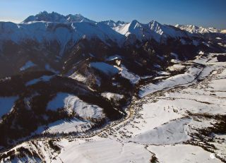 Uhádnete aká je to obec a čo za hory ju obkolesujú?